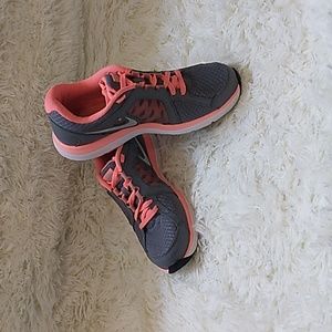 Womans Nike Dual Fusion St 2